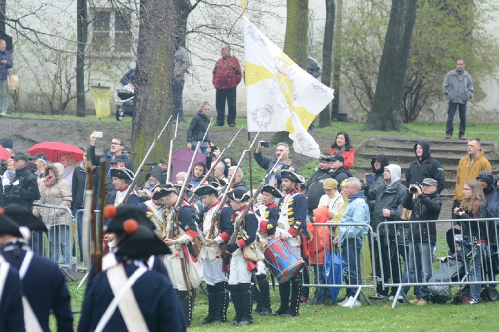 Apel, defilada i rekonstrukcja oblężenia twierdzy Brzeg [galeria zdjęć + wideo]