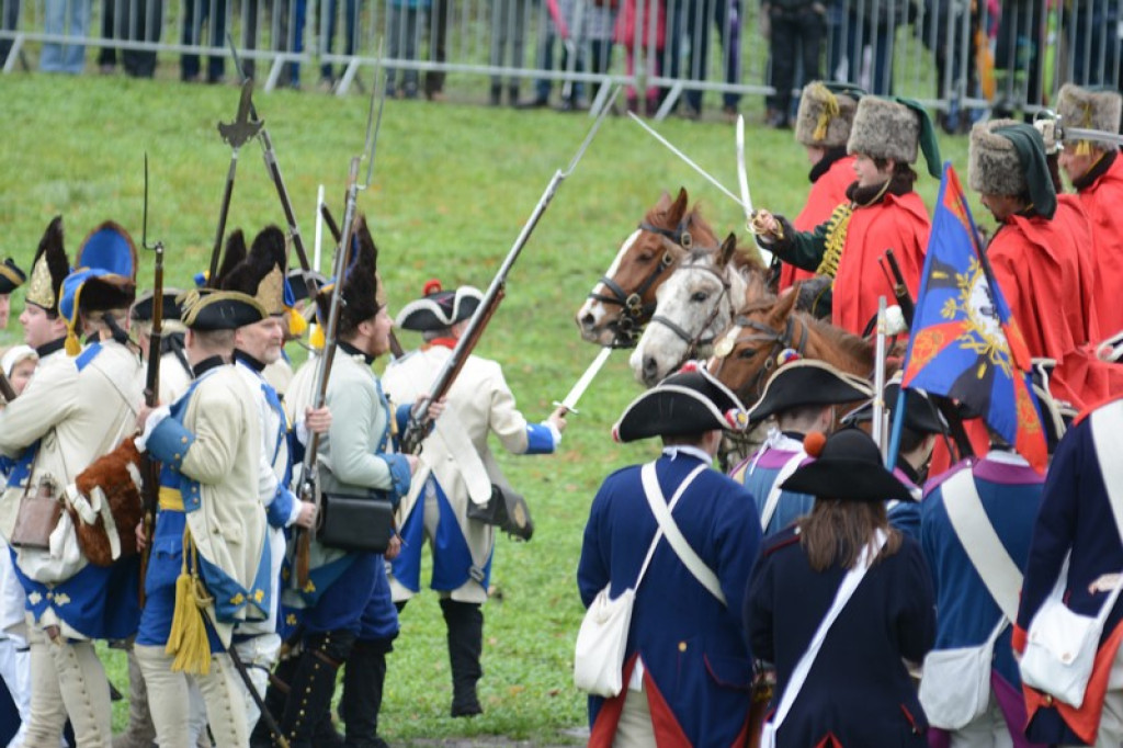 Apel, defilada i rekonstrukcja oblężenia twierdzy Brzeg [galeria zdjęć + wideo]