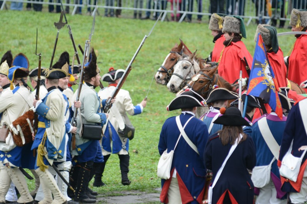 Apel, defilada i rekonstrukcja oblężenia twierdzy Brzeg [galeria zdjęć + wideo]