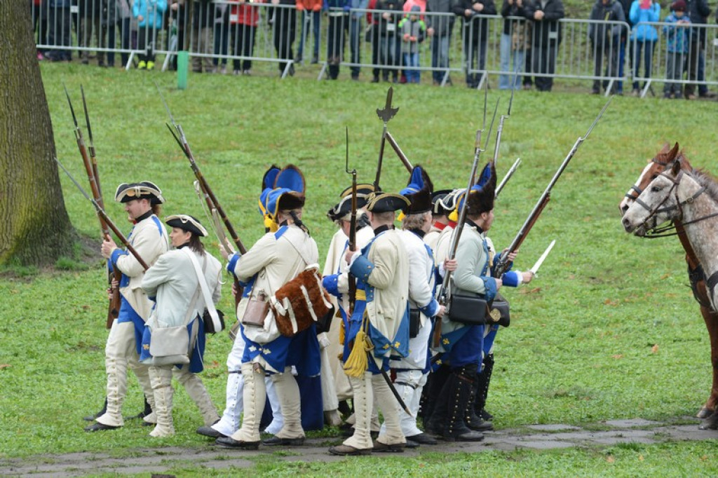 Apel, defilada i rekonstrukcja oblężenia twierdzy Brzeg [galeria zdjęć + wideo]