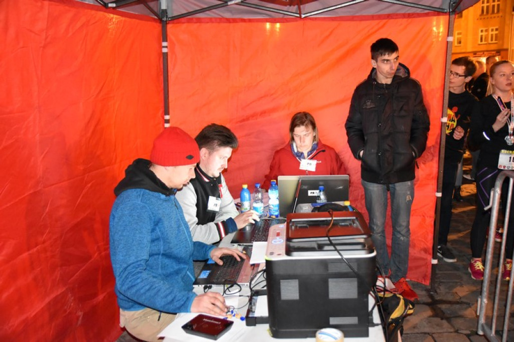 Nocna Dycha, czyli bieg uliczny na dystansie 10 km [oficjalne wyniki + zdjęcia]