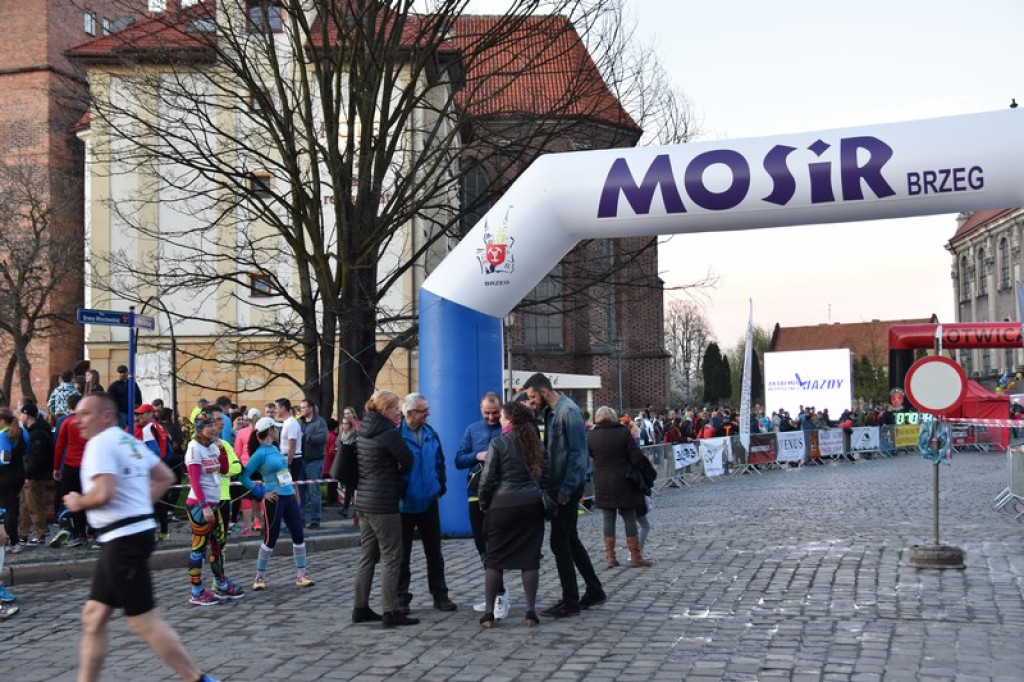 Nocna Dycha, czyli bieg uliczny na dystansie 10 km [oficjalne wyniki + zdjęcia]