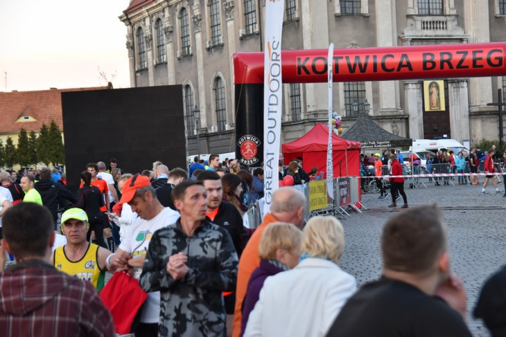 Nocna Dycha, czyli bieg uliczny na dystansie 10 km [oficjalne wyniki + zdjęcia]