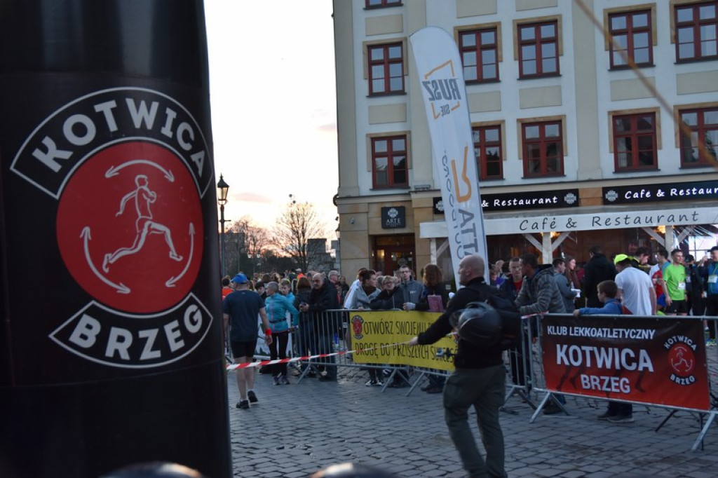 Nocna Dycha, czyli bieg uliczny na dystansie 10 km [oficjalne wyniki + zdjęcia]