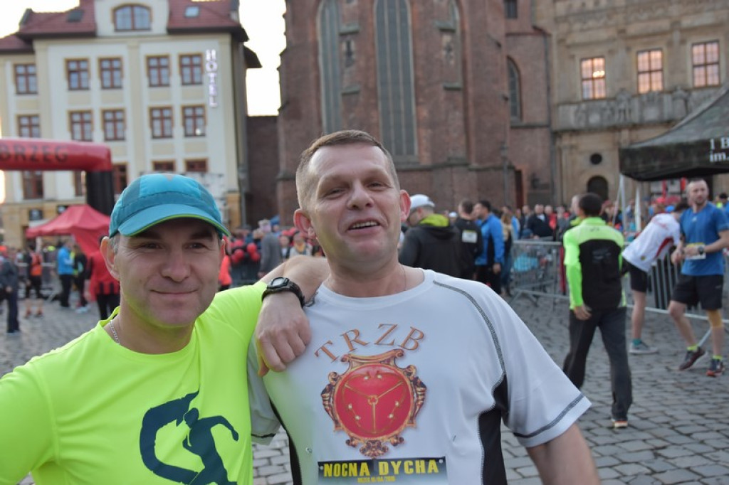 Nocna Dycha, czyli bieg uliczny na dystansie 10 km [oficjalne wyniki + zdjęcia]