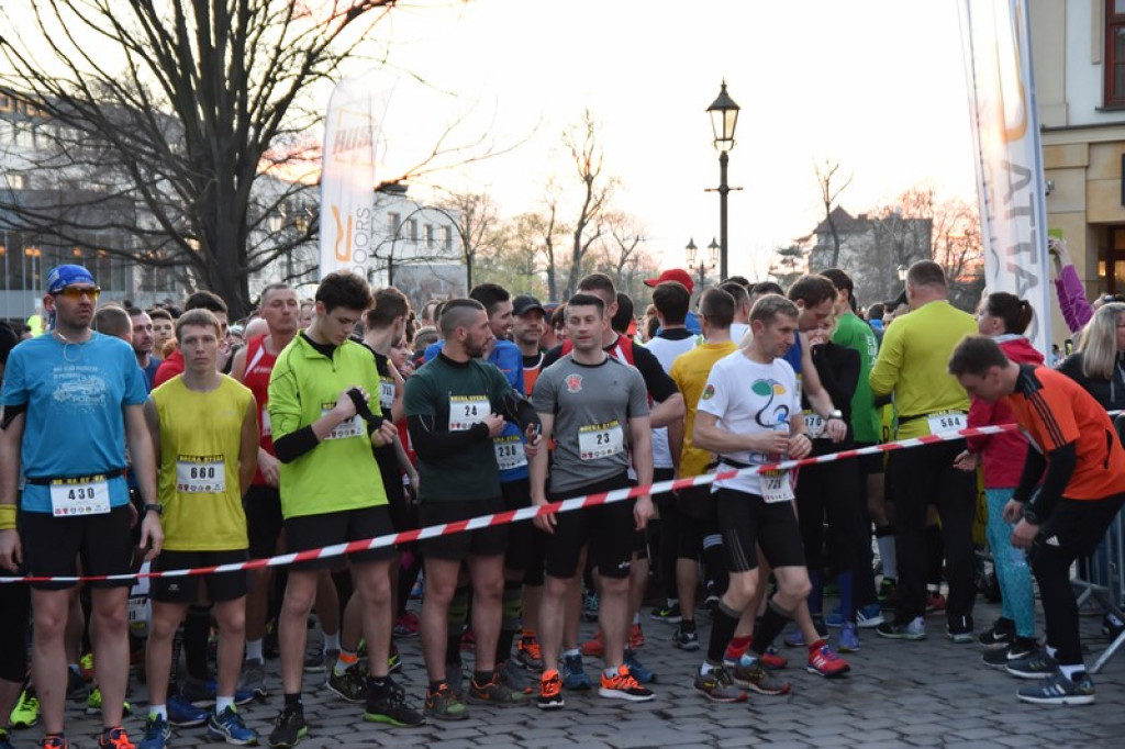 Nocna Dycha, czyli bieg uliczny na dystansie 10 km [oficjalne wyniki + zdjęcia]