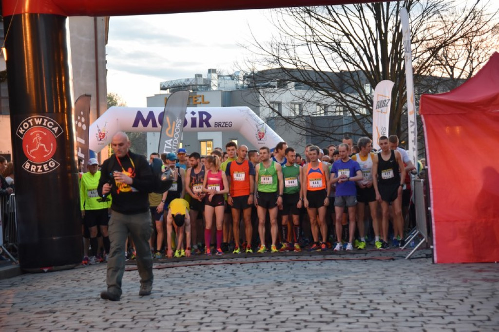 Nocna Dycha, czyli bieg uliczny na dystansie 10 km [oficjalne wyniki + zdjęcia]