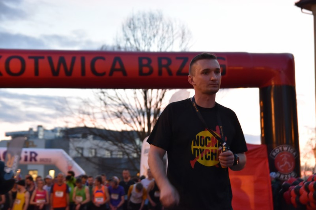 Nocna Dycha, czyli bieg uliczny na dystansie 10 km [oficjalne wyniki + zdjęcia]