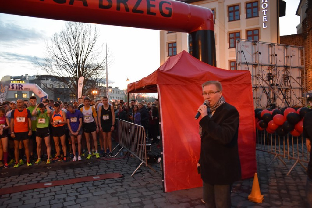 Nocna Dycha, czyli bieg uliczny na dystansie 10 km [oficjalne wyniki + zdjęcia]