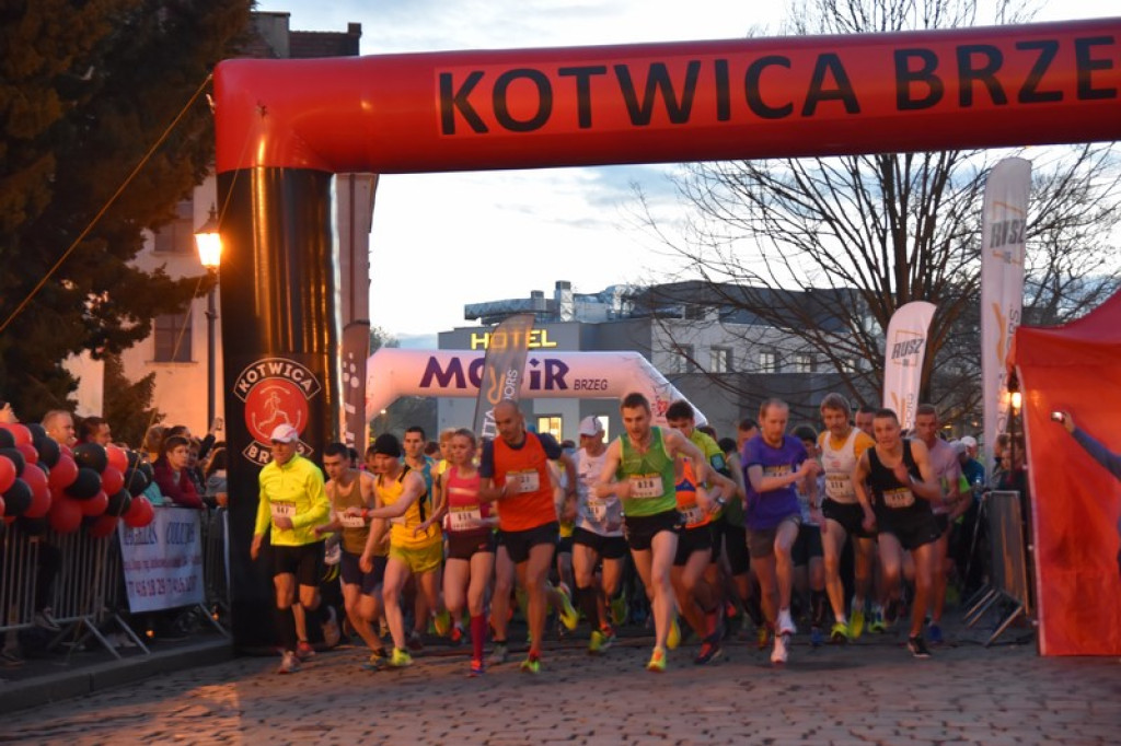 Nocna Dycha, czyli bieg uliczny na dystansie 10 km [oficjalne wyniki + zdjęcia]