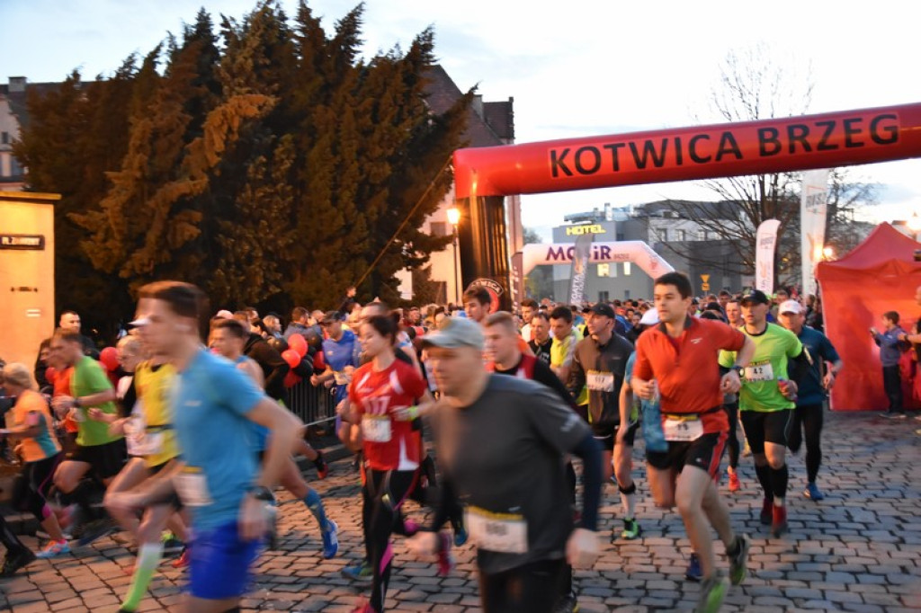 Nocna Dycha, czyli bieg uliczny na dystansie 10 km [oficjalne wyniki + zdjęcia]