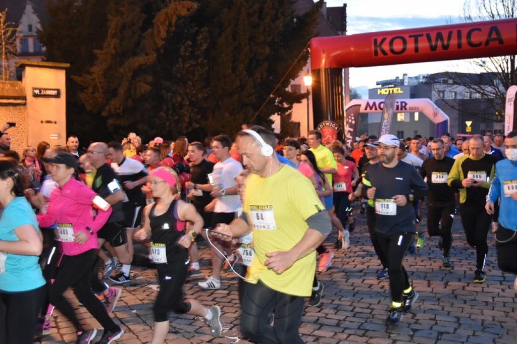 Nocna Dycha, czyli bieg uliczny na dystansie 10 km [oficjalne wyniki + zdjęcia]