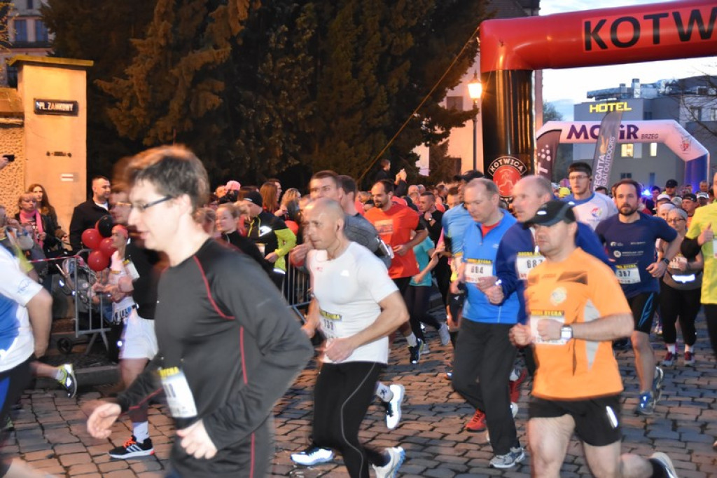 Nocna Dycha, czyli bieg uliczny na dystansie 10 km [oficjalne wyniki + zdjęcia]
