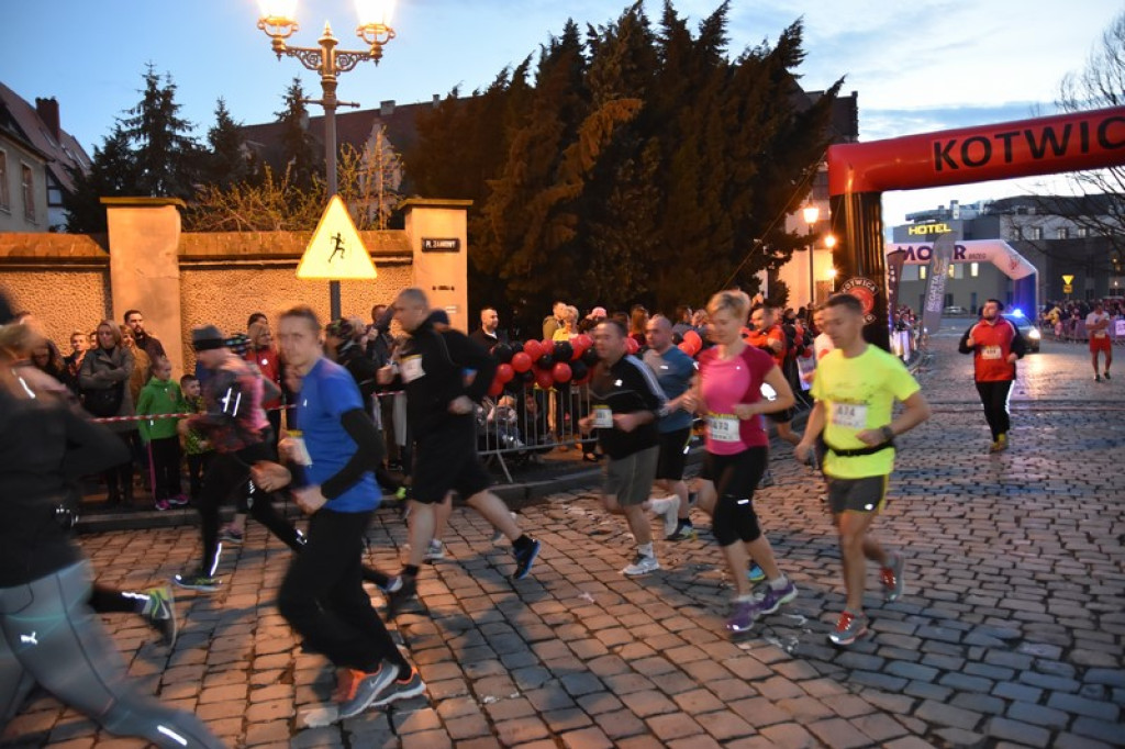 Nocna Dycha, czyli bieg uliczny na dystansie 10 km [oficjalne wyniki + zdjęcia]