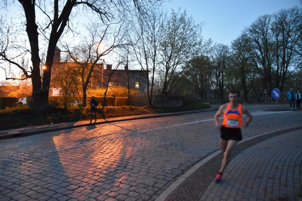 Nocna Dycha, czyli bieg uliczny na dystansie 10 km [oficjalne wyniki + zdjęcia]