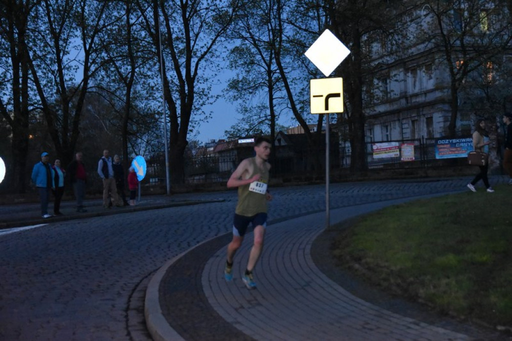 Nocna Dycha, czyli bieg uliczny na dystansie 10 km [oficjalne wyniki + zdjęcia]