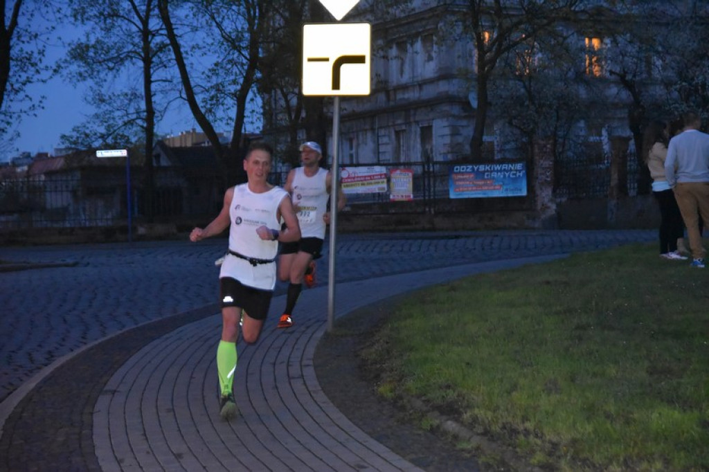 Nocna Dycha, czyli bieg uliczny na dystansie 10 km [oficjalne wyniki + zdjęcia]