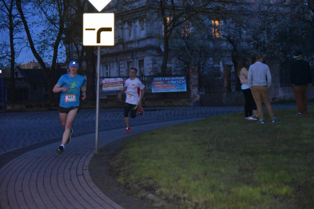 Nocna Dycha, czyli bieg uliczny na dystansie 10 km [oficjalne wyniki + zdjęcia]
