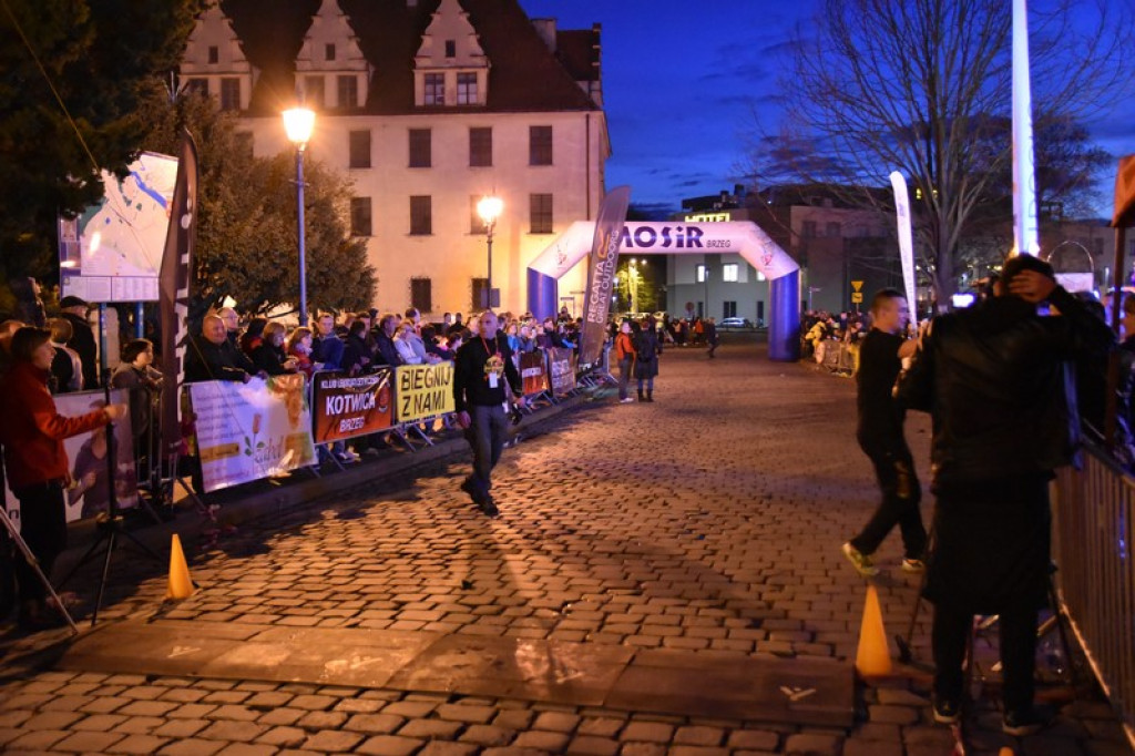 Nocna Dycha, czyli bieg uliczny na dystansie 10 km [oficjalne wyniki + zdjęcia]