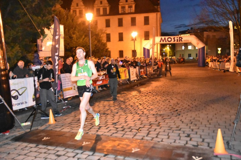 Nocna Dycha, czyli bieg uliczny na dystansie 10 km [oficjalne wyniki + zdjęcia]