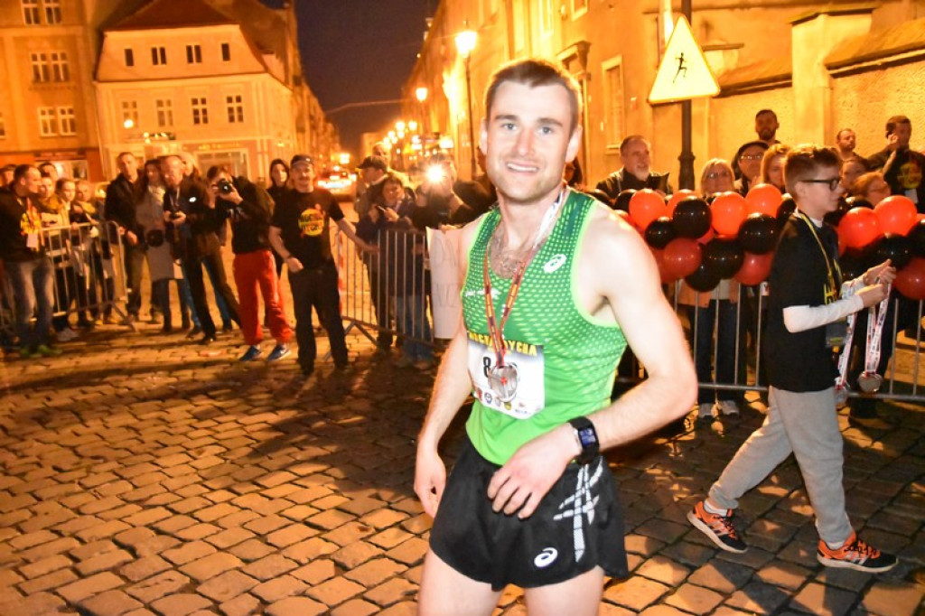 Nocna Dycha, czyli bieg uliczny na dystansie 10 km [oficjalne wyniki + zdjęcia]
