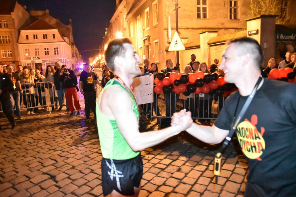 Nocna Dycha, czyli bieg uliczny na dystansie 10 km [oficjalne wyniki + zdjęcia]