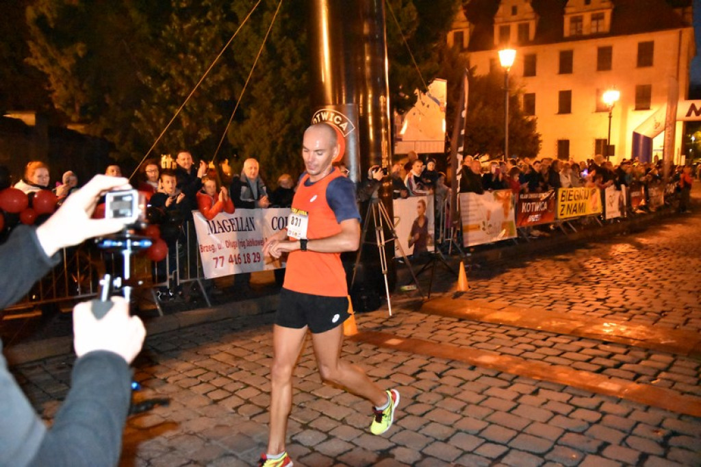 Nocna Dycha, czyli bieg uliczny na dystansie 10 km [oficjalne wyniki + zdjęcia]
