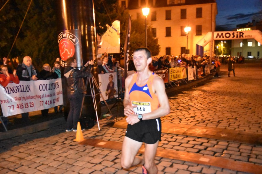 Nocna Dycha, czyli bieg uliczny na dystansie 10 km [oficjalne wyniki + zdjęcia]