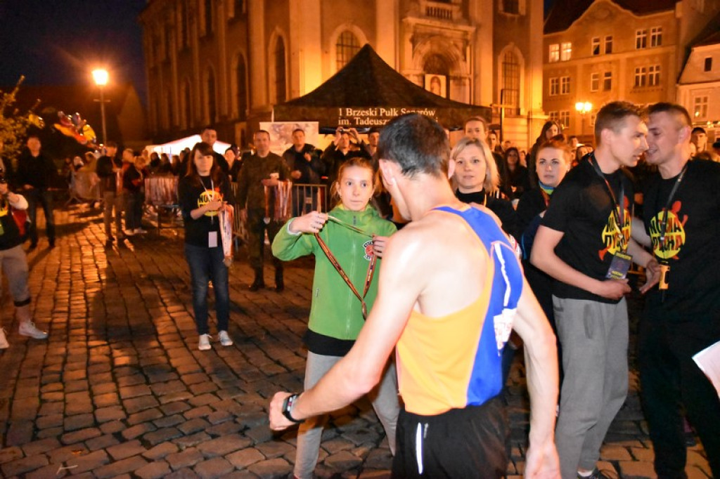 Nocna Dycha, czyli bieg uliczny na dystansie 10 km [oficjalne wyniki + zdjęcia]