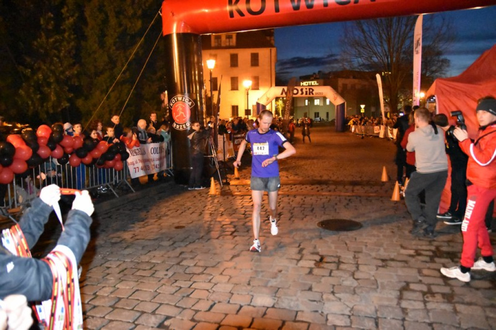 Nocna Dycha, czyli bieg uliczny na dystansie 10 km [oficjalne wyniki + zdjęcia]