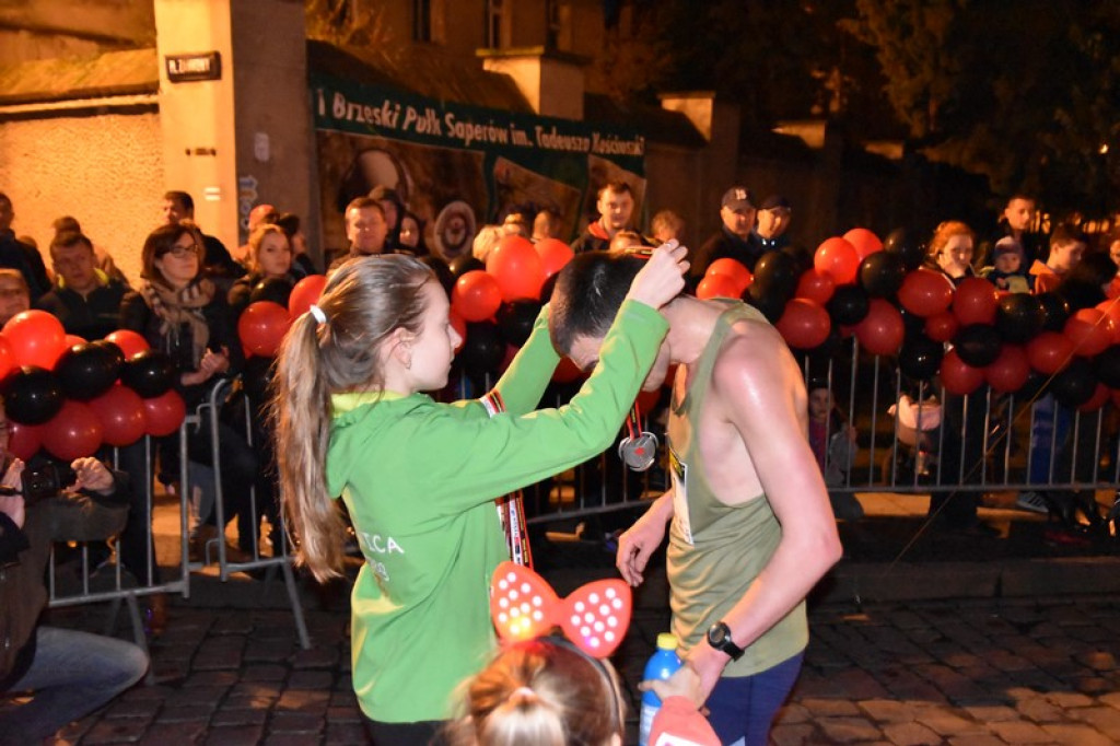 Nocna Dycha, czyli bieg uliczny na dystansie 10 km [oficjalne wyniki + zdjęcia]