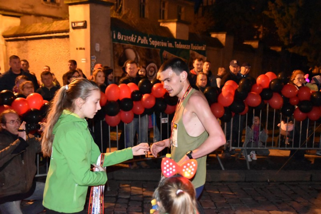 Nocna Dycha, czyli bieg uliczny na dystansie 10 km [oficjalne wyniki + zdjęcia]