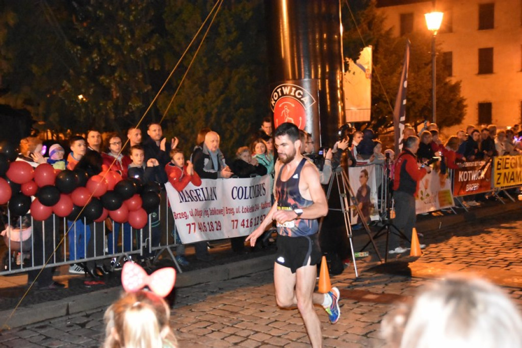Nocna Dycha, czyli bieg uliczny na dystansie 10 km [oficjalne wyniki + zdjęcia]