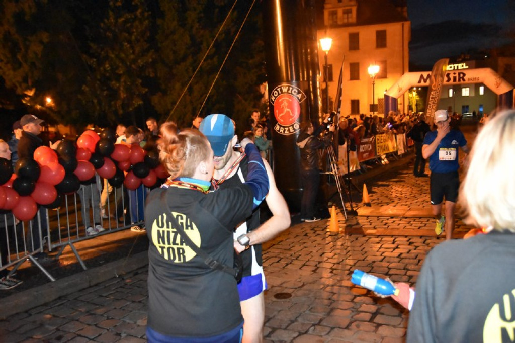 Nocna Dycha, czyli bieg uliczny na dystansie 10 km [oficjalne wyniki + zdjęcia]