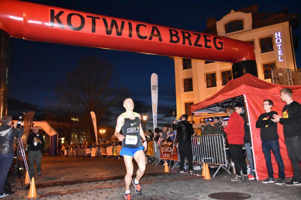 Nocna Dycha, czyli bieg uliczny na dystansie 10 km [oficjalne wyniki + zdjęcia]