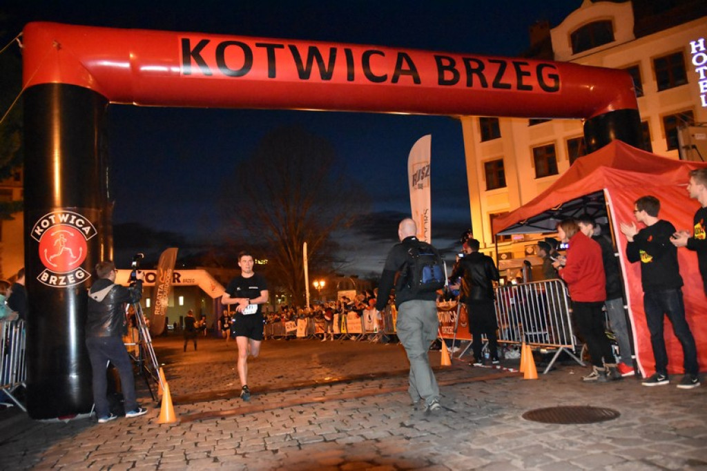 Nocna Dycha, czyli bieg uliczny na dystansie 10 km [oficjalne wyniki + zdjęcia]