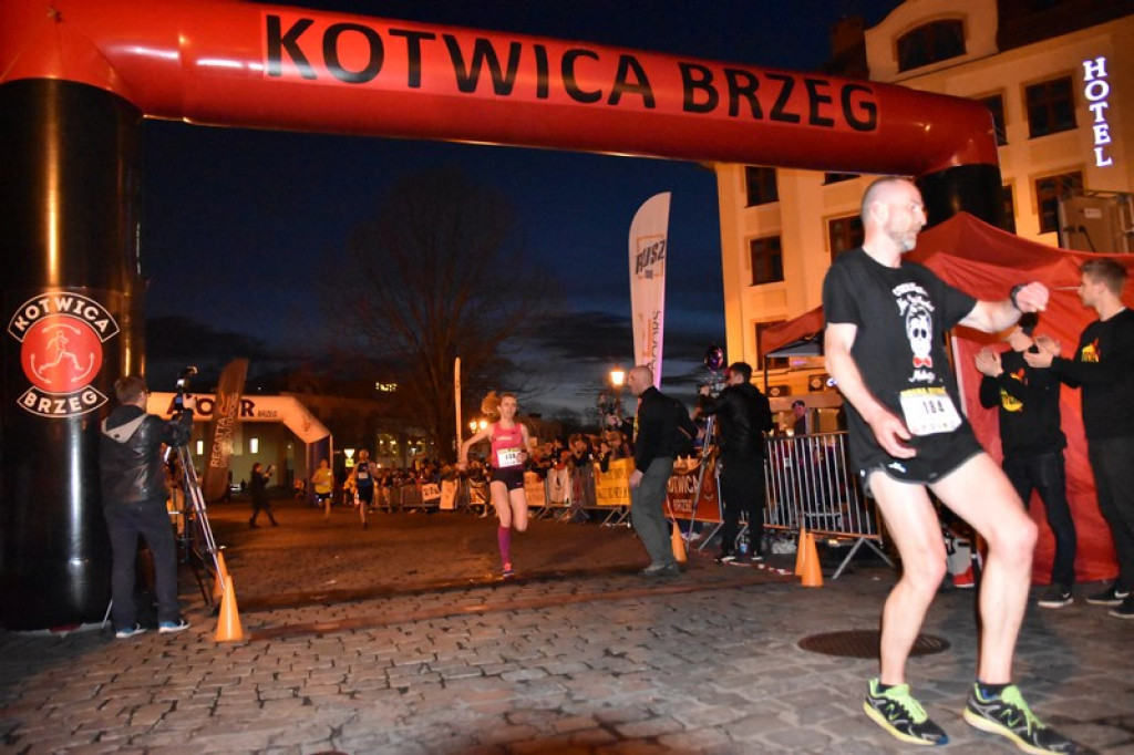 Nocna Dycha, czyli bieg uliczny na dystansie 10 km [oficjalne wyniki + zdjęcia]