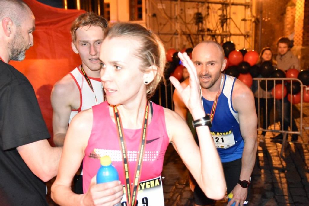 Nocna Dycha, czyli bieg uliczny na dystansie 10 km [oficjalne wyniki + zdjęcia]