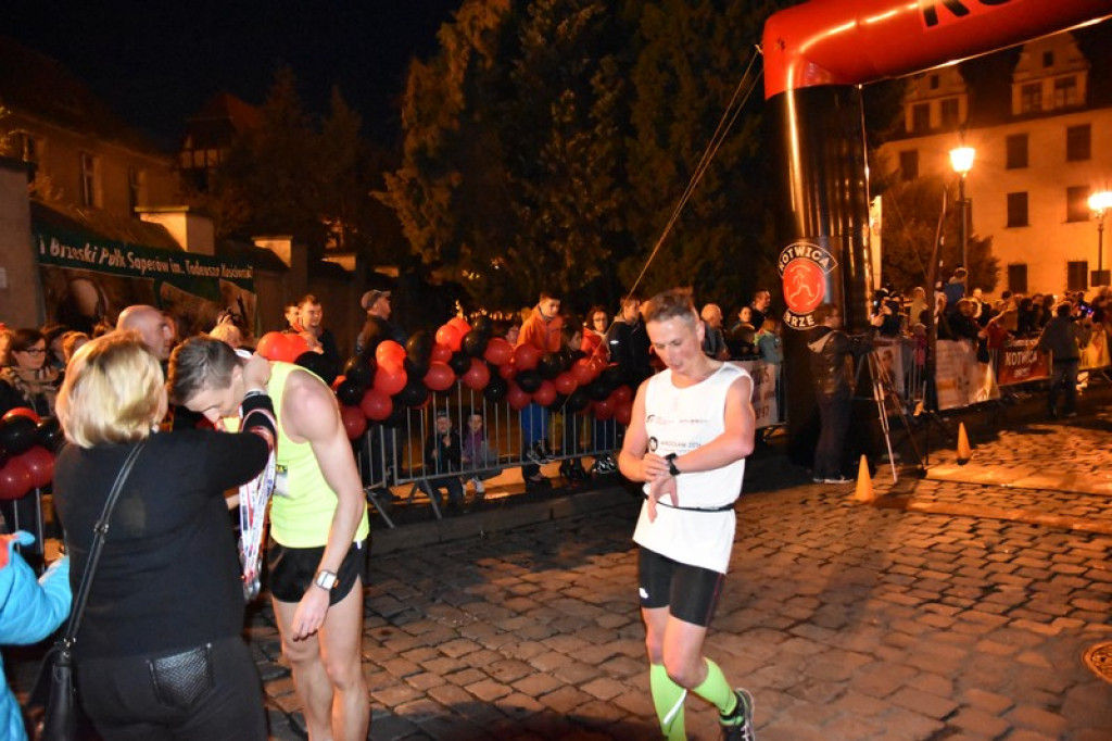 Nocna Dycha, czyli bieg uliczny na dystansie 10 km [oficjalne wyniki + zdjęcia]
