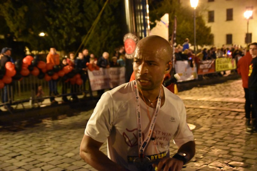 Nocna Dycha, czyli bieg uliczny na dystansie 10 km [oficjalne wyniki + zdjęcia]