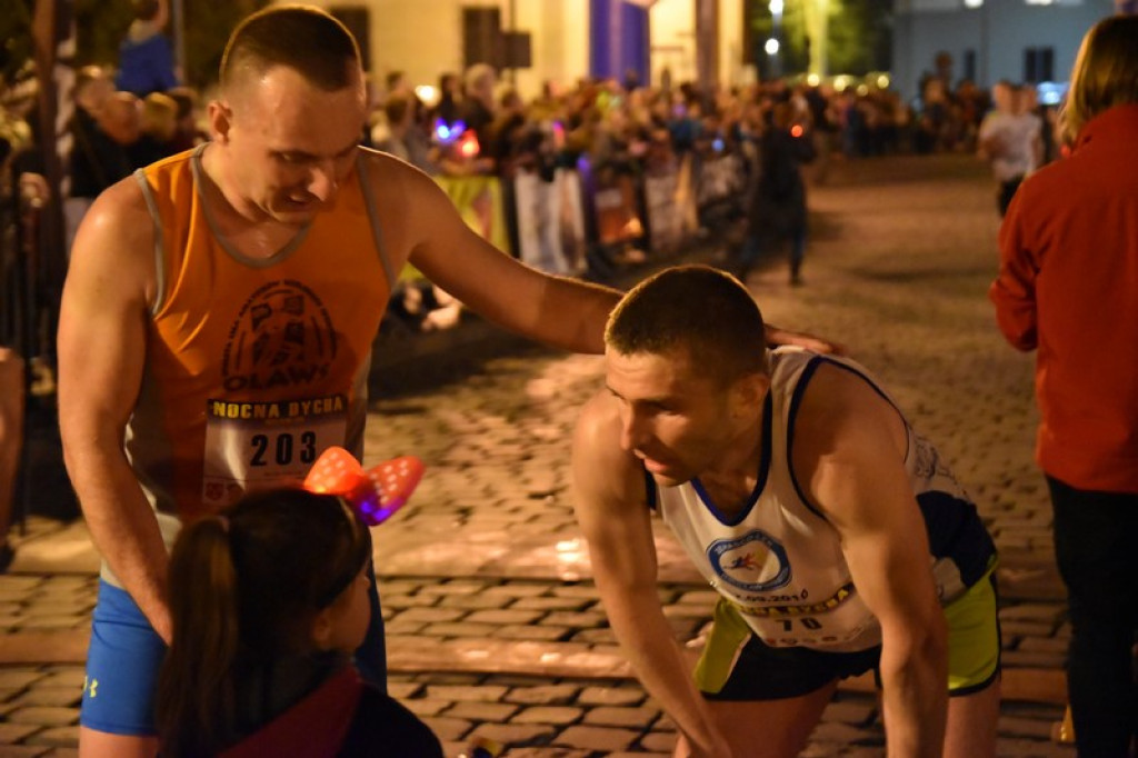 Nocna Dycha, czyli bieg uliczny na dystansie 10 km [oficjalne wyniki + zdjęcia]