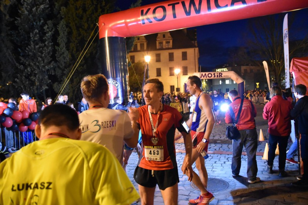 Nocna Dycha, czyli bieg uliczny na dystansie 10 km [oficjalne wyniki + zdjęcia]