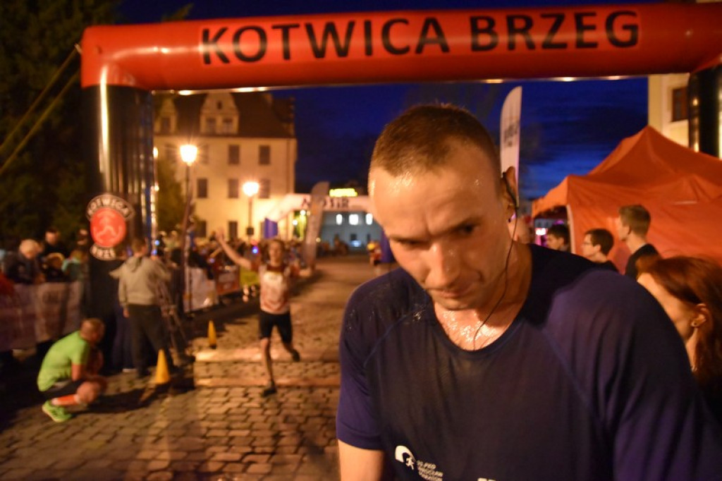 Nocna Dycha, czyli bieg uliczny na dystansie 10 km [oficjalne wyniki + zdjęcia]