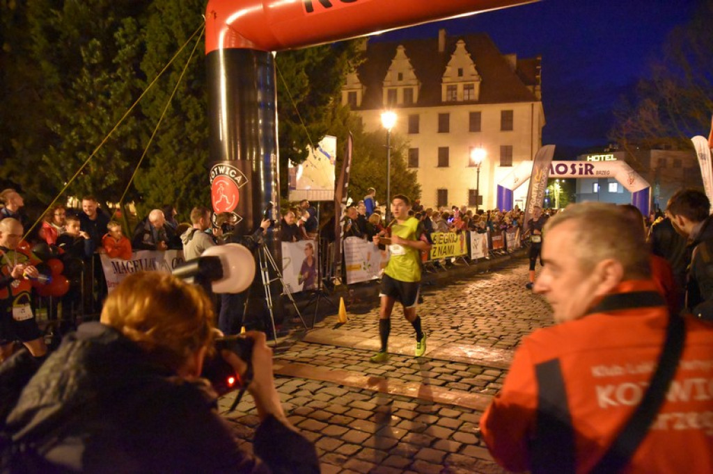 Nocna Dycha, czyli bieg uliczny na dystansie 10 km [oficjalne wyniki + zdjęcia]
