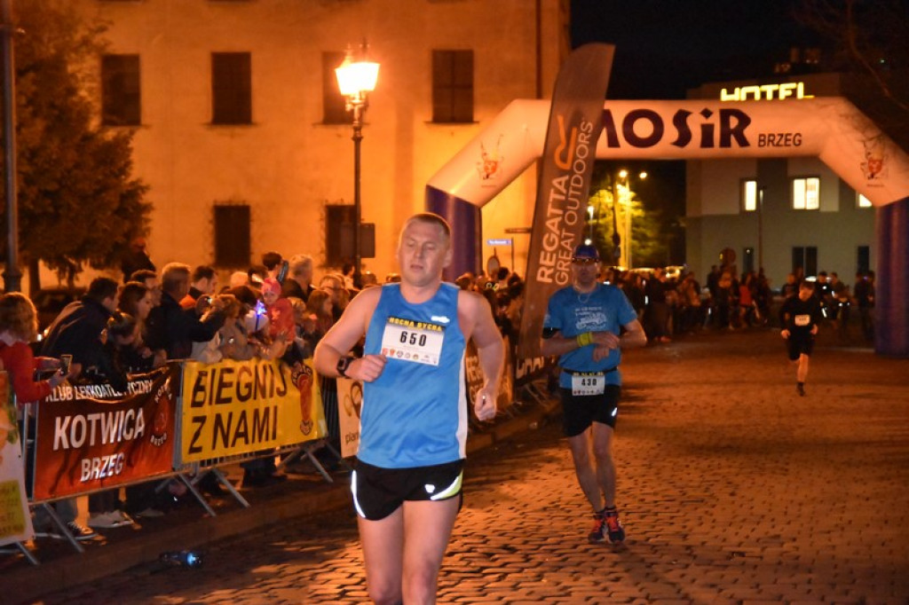 Nocna Dycha, czyli bieg uliczny na dystansie 10 km [oficjalne wyniki + zdjęcia]