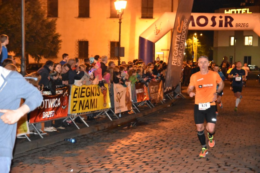 Nocna Dycha, czyli bieg uliczny na dystansie 10 km [oficjalne wyniki + zdjęcia]