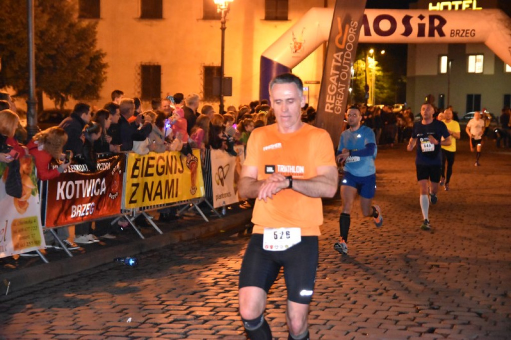 Nocna Dycha, czyli bieg uliczny na dystansie 10 km [oficjalne wyniki + zdjęcia]