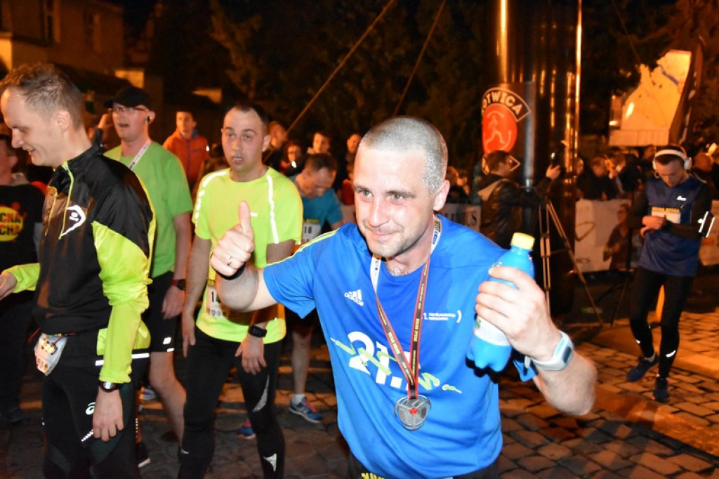 Nocna Dycha, czyli bieg uliczny na dystansie 10 km [oficjalne wyniki + zdjęcia]