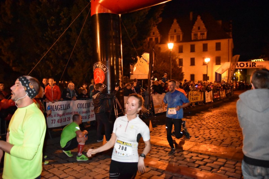 Nocna Dycha, czyli bieg uliczny na dystansie 10 km [oficjalne wyniki + zdjęcia]