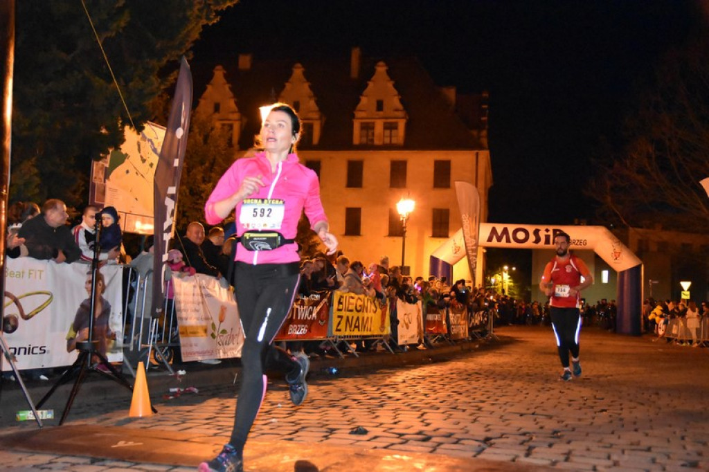 Nocna Dycha, czyli bieg uliczny na dystansie 10 km [oficjalne wyniki + zdjęcia]